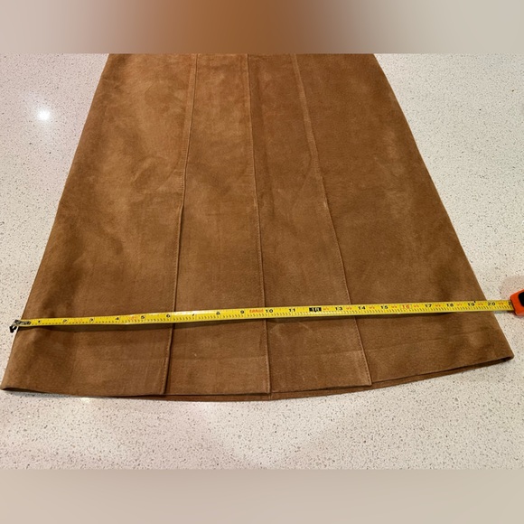 Knee length suede pleated skirt - size 2 - Picture 8 of 9